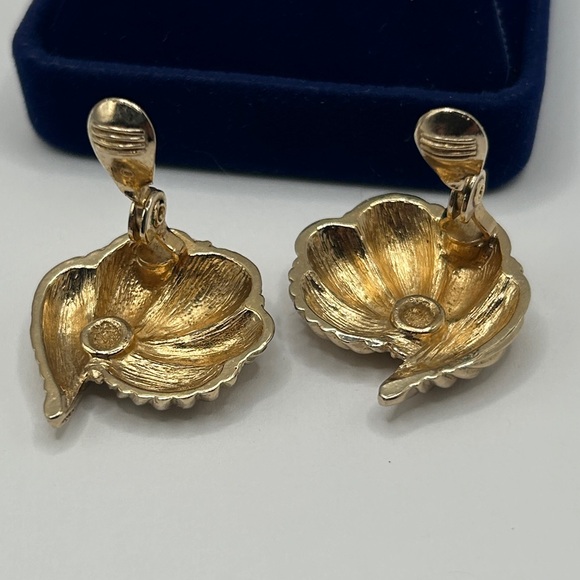 Monet Vintage 10k Gold Textured Shell Clip On Earrings - Picture 8 of 13